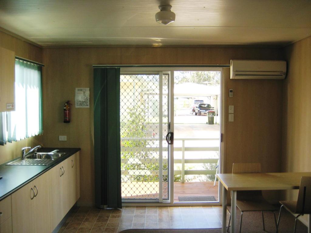 Kuchyň nebo kuchyňský kout v ubytování PepperTree Cabins, Kingaroy