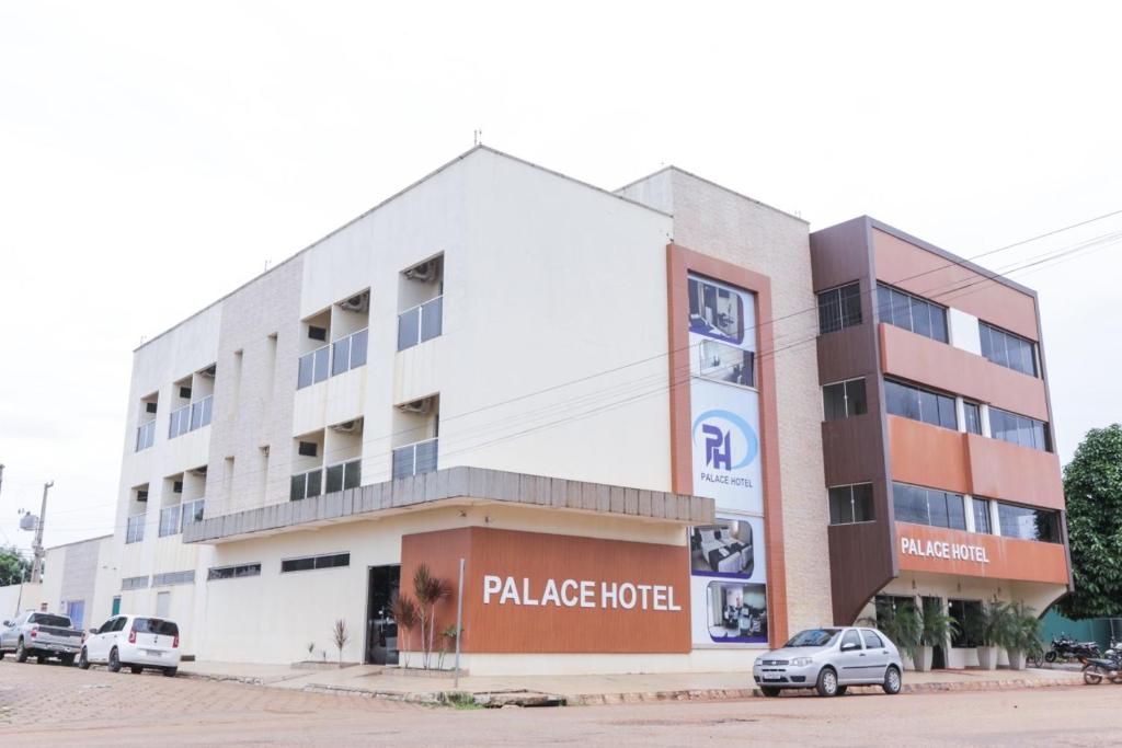 un edificio con coches estacionados frente a él en Palace Hotel, en Altamira