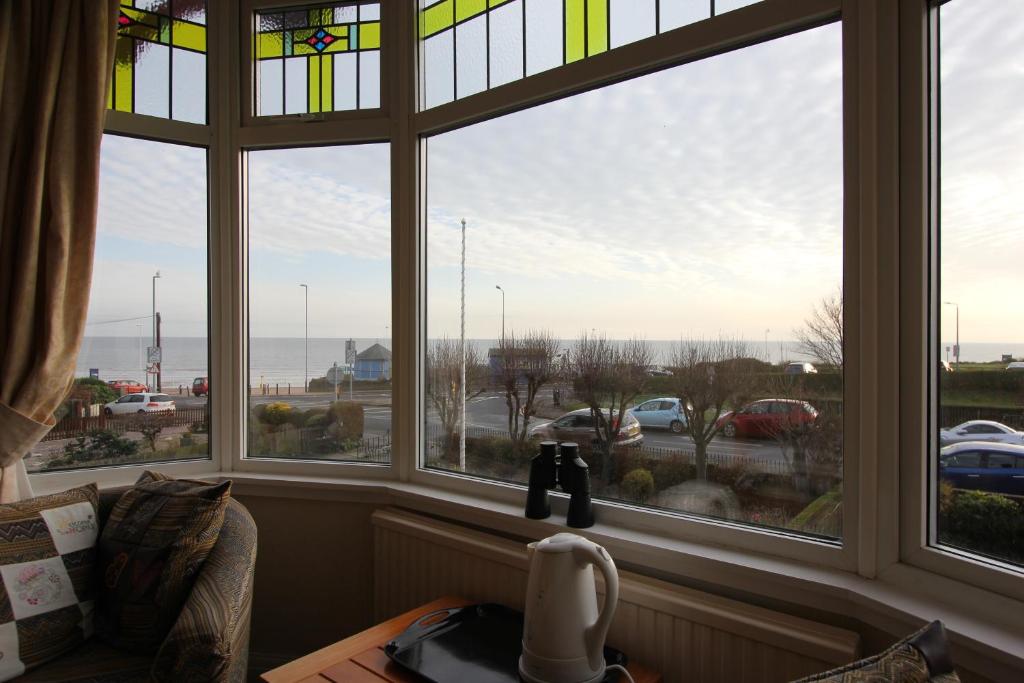 una finestra con vista su un parcheggio di Bay Court a Bridlington