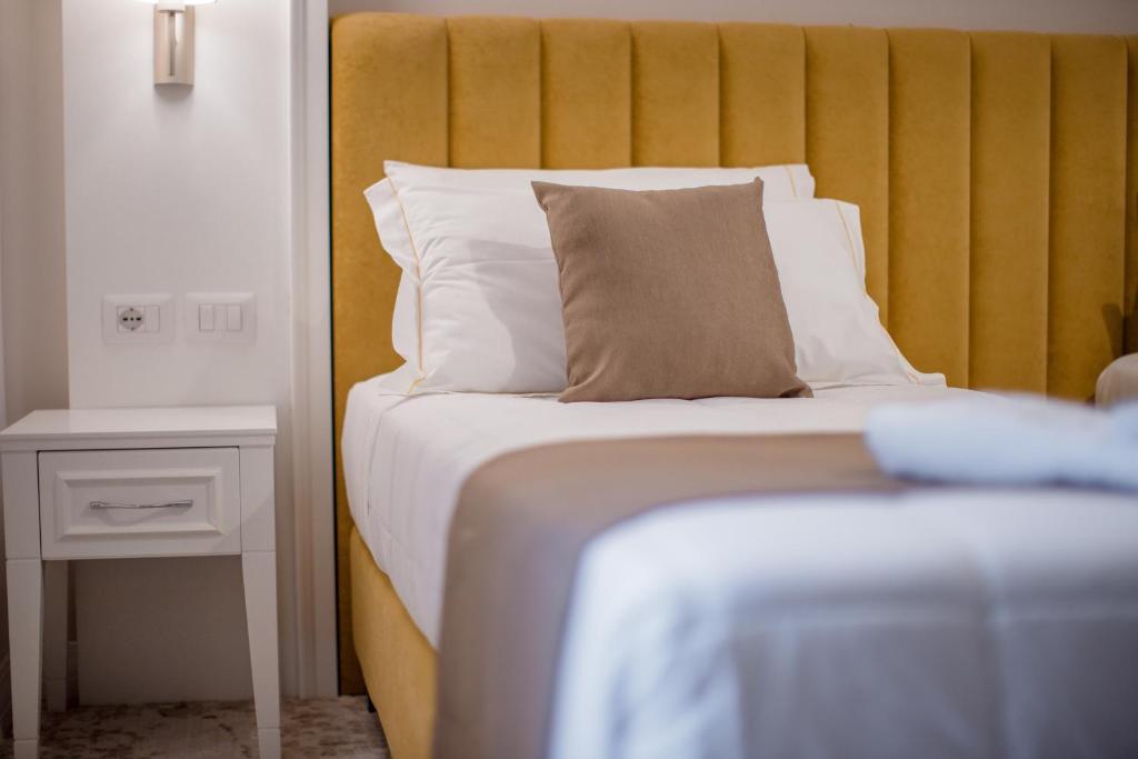 Postel nebo postele na pokoji v ubytování ART Hotel Tirana