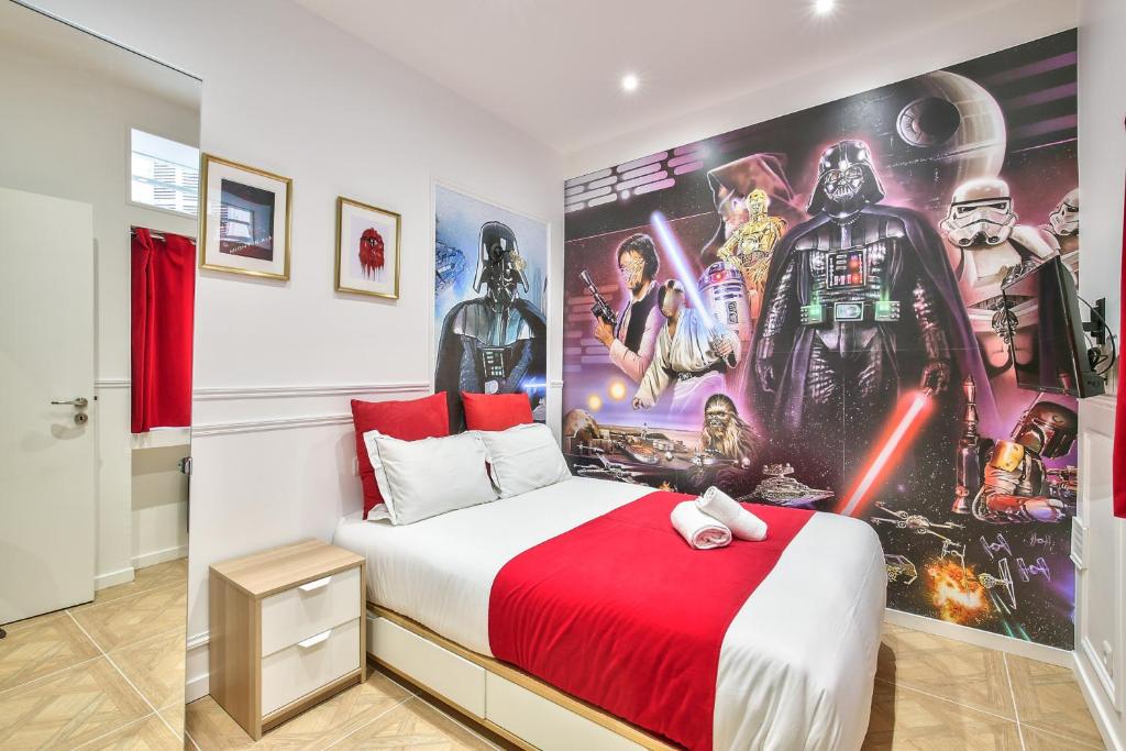 ein Schlafzimmer mit einem Sternenkrieg-Wandbild in der Unterkunft 74 - Star Wars Le Marais in Paris