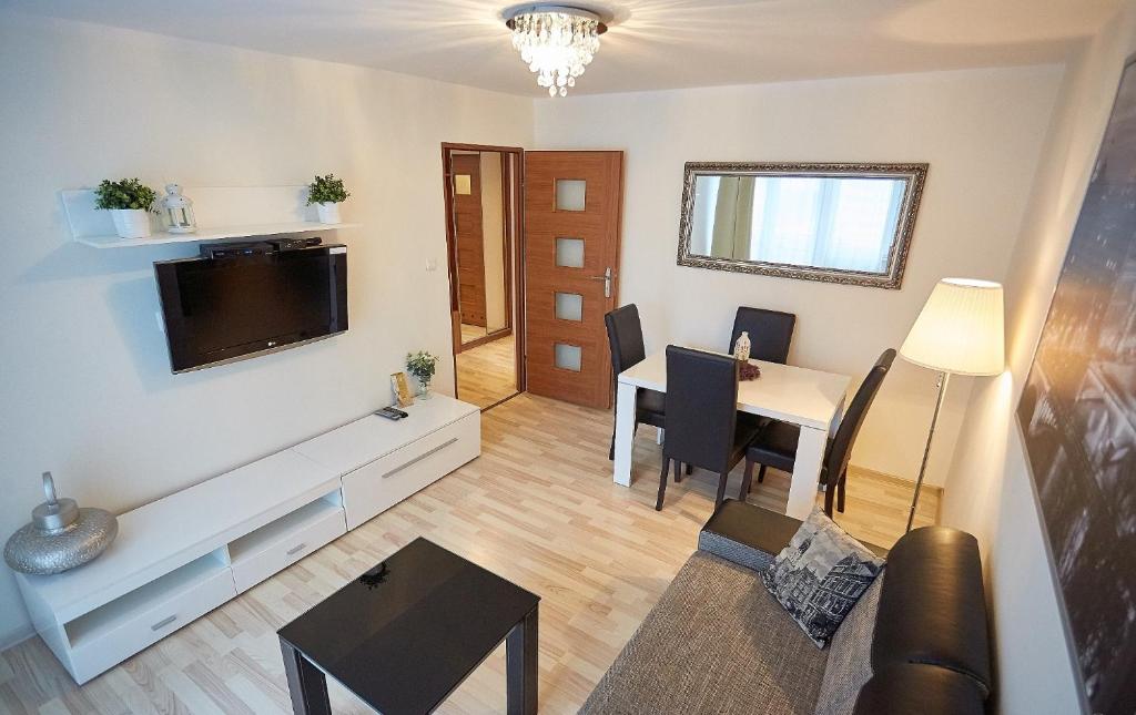 Televízia a/alebo spoločenská miestnosť v ubytovaní APARTAMENT IZABEL