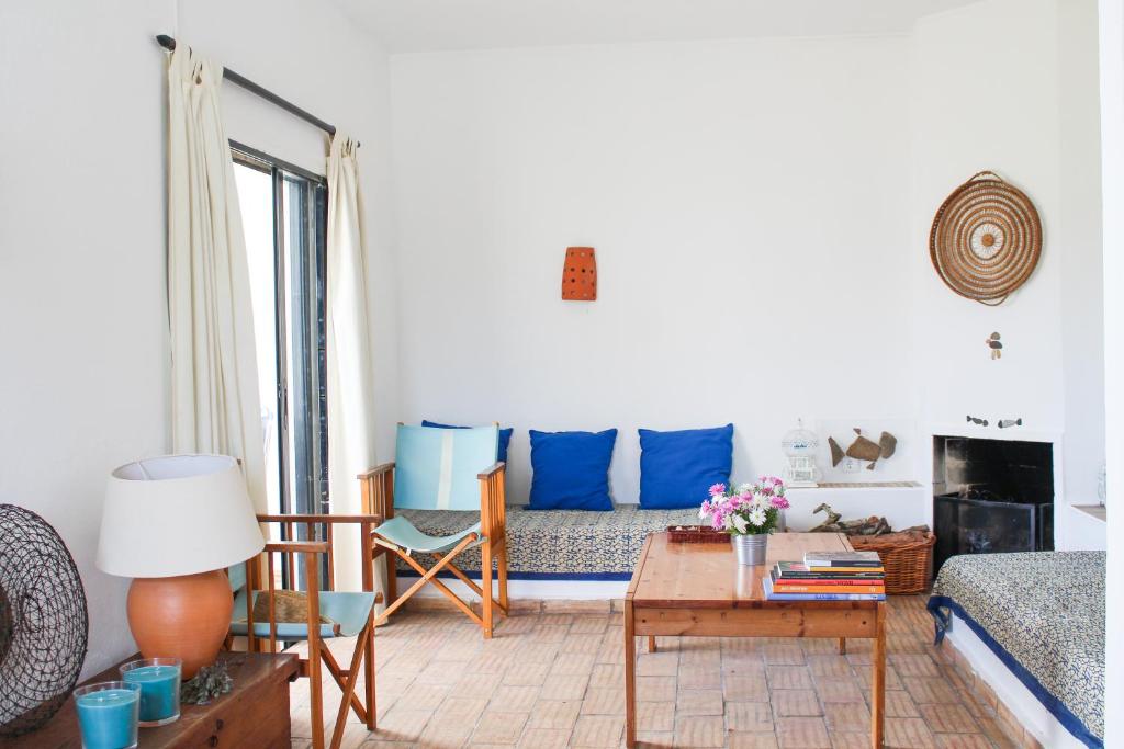un soggiorno con un divano e un tavolo di Villa Pedras D'el Rei a Tavira