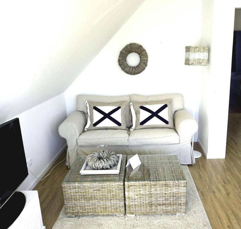 ein Wohnzimmer mit einem Sofa und einem Couchtisch in der Unterkunft Ferienwohnung Koje 44 in Timmendorfer Strand