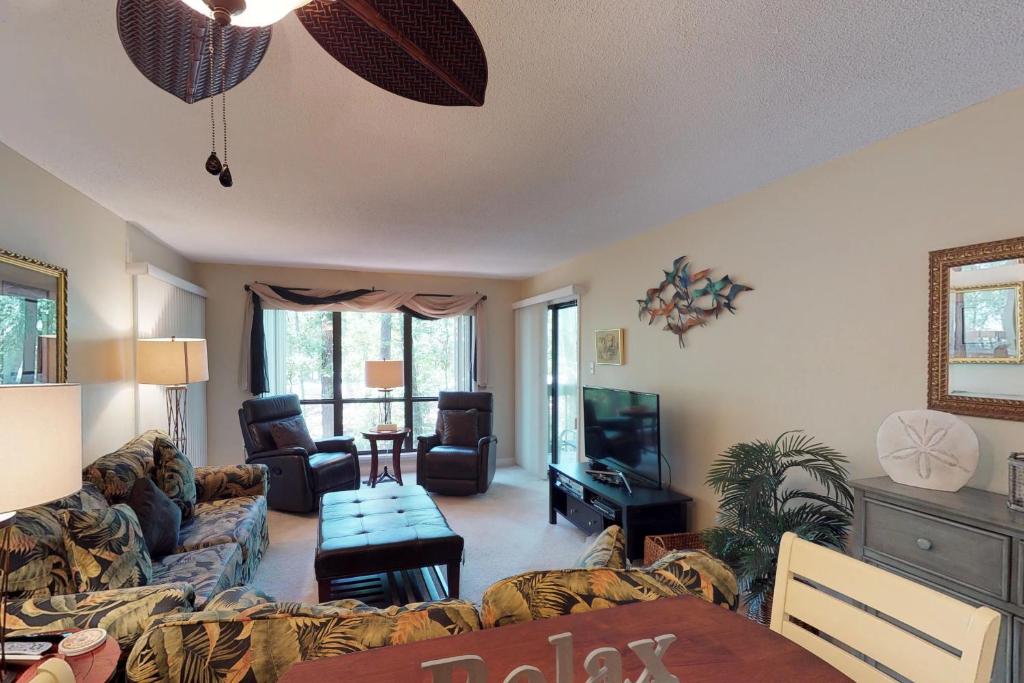 ein Wohnzimmer mit einem Sofa und einem TV in der Unterkunft Moorings 43-44 in Hilton Head Island