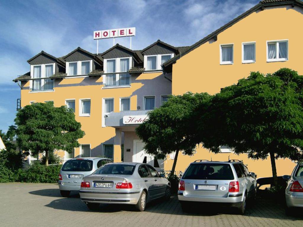 a hotel with cars parked in front of it at Waldschlößchen in Klieken