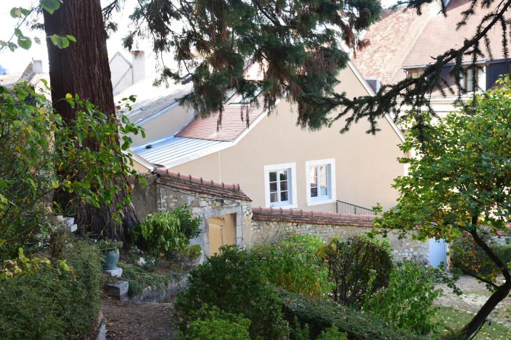 a house in the middle of a garden at Gîte Fassardy in Châteauroux