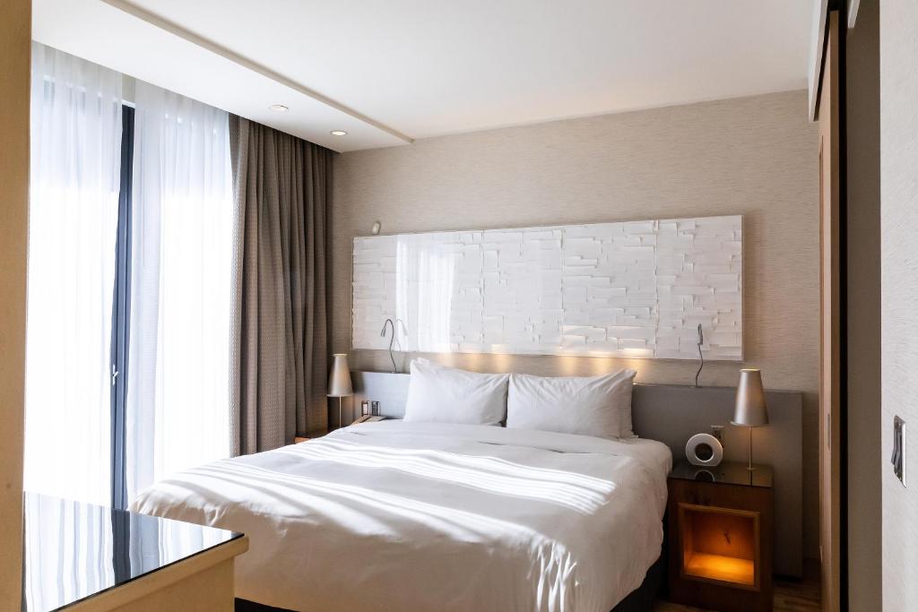 Radisson Blu Aqua Hotel, Chicago - Ambassador King Suite With Park View - Non-Smoking