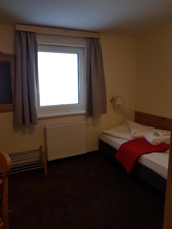 A bed or beds in a room at Hotel Pariente