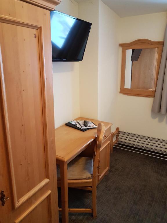 A television and/or entertainment centre at Hotel Pariente