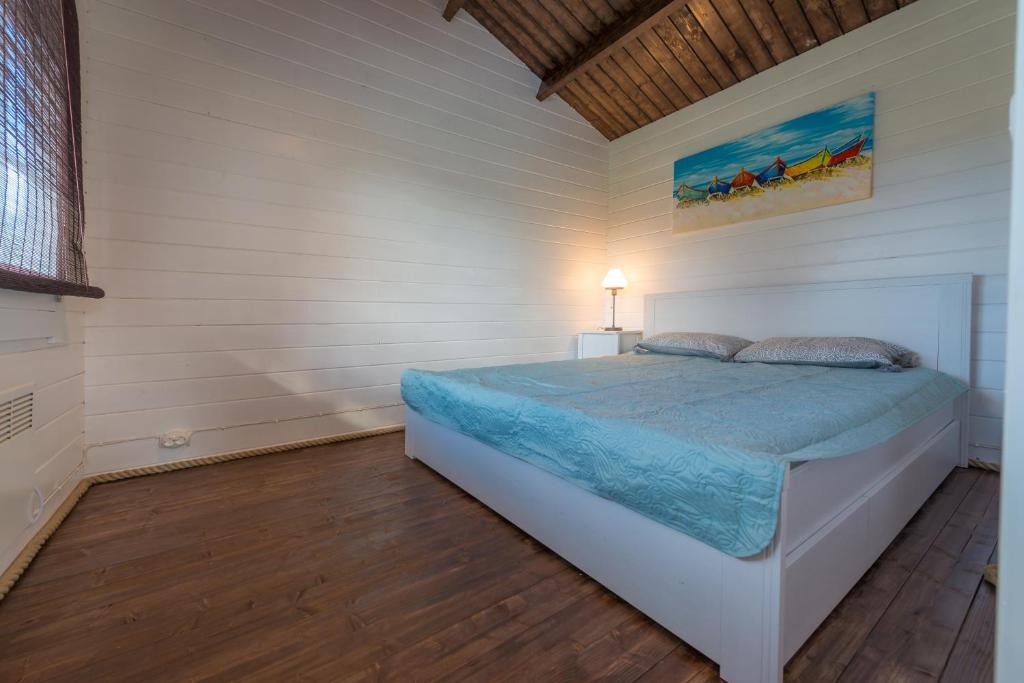 Postel nebo postele na pokoji v ubytování Cozy Summerhouse in Nasva