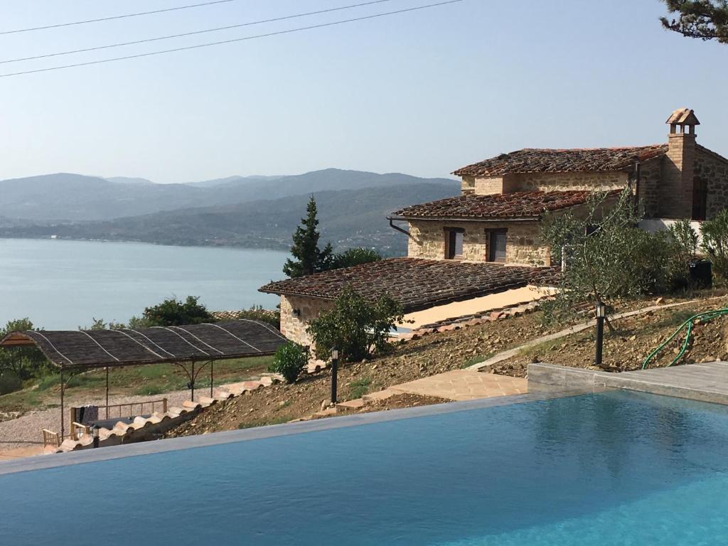 een villa met een zwembad voor een huis bij Villa Marghi in Magione