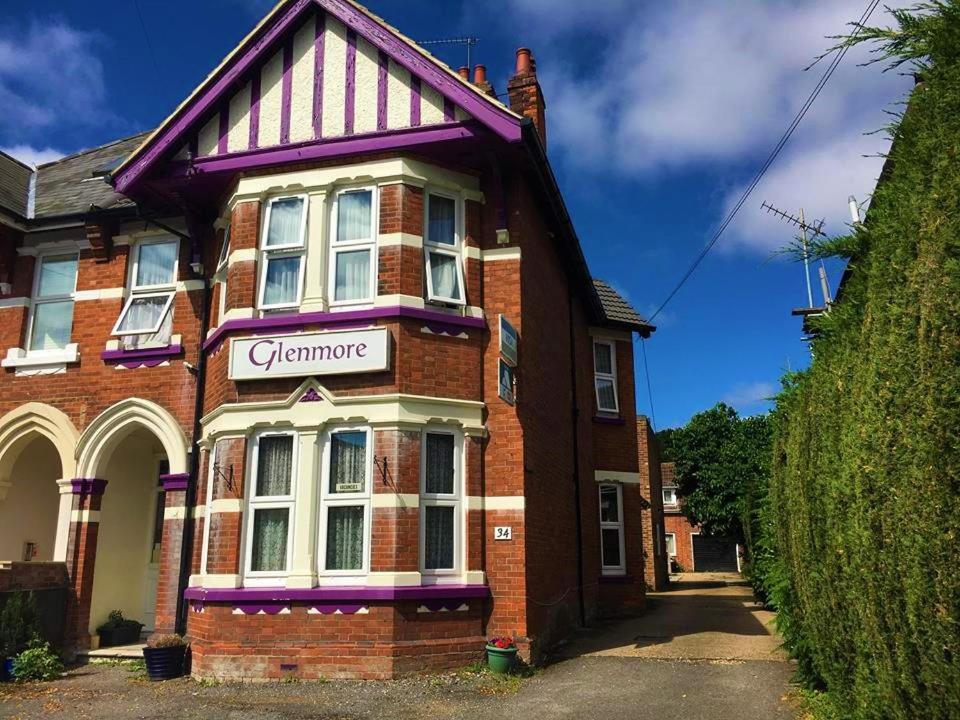 un edificio de ladrillo rojo con un cartel. en Glenmore Guesthouse, en Southampton