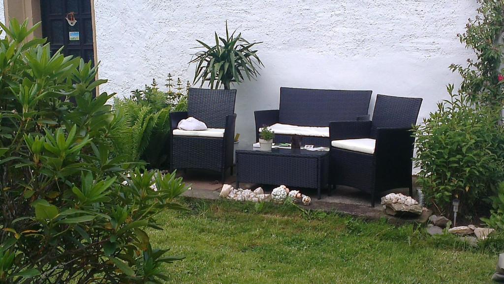a patio with two chairs and a table and plants at Sapana in Pockau