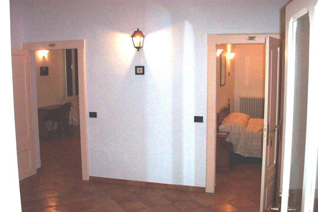 A bed or beds in a room at Charlie Chaplin