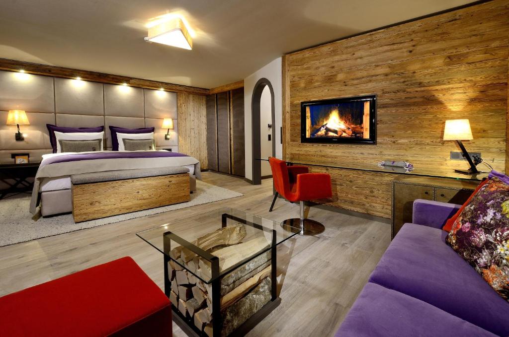 A bed or beds in a room at eva,VILLAGE