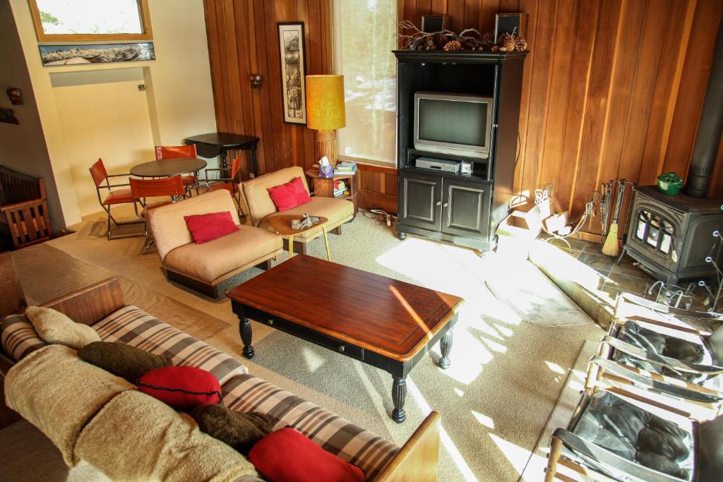 ein Wohnzimmer mit einem Sofa und einem TV in der Unterkunft Mammoth West #140 Condo in Mammoth Lakes