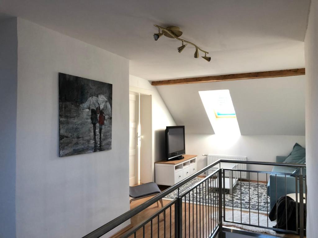 Televízia a/alebo spoločenská miestnosť v ubytovaní Apartment zur Schmiede - by myNests