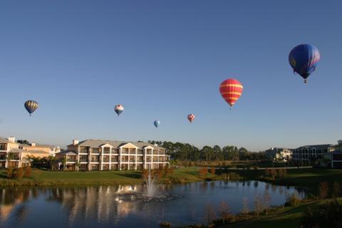 een groep heteluchtballonnen die over een meer vliegen bij Bahama Bay, Davenport, Florida Oversize 2 Br condo in Kissimmee