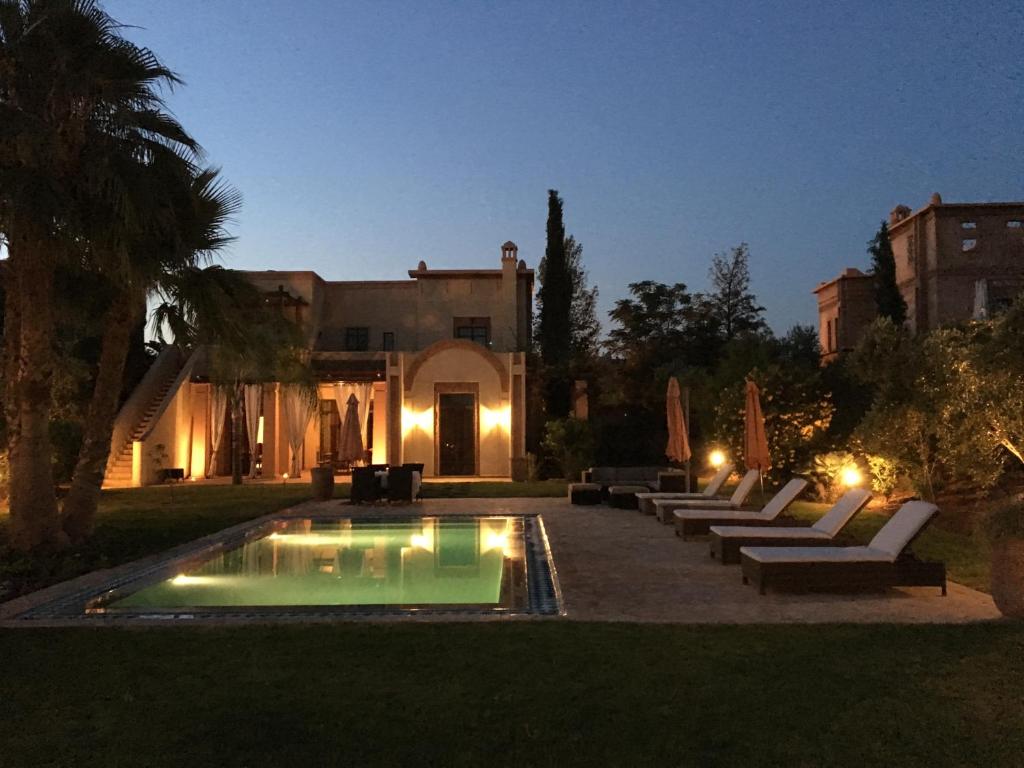 una casa con piscina en el patio en Villa entière GOLF MARRAKECH, en Marrakech