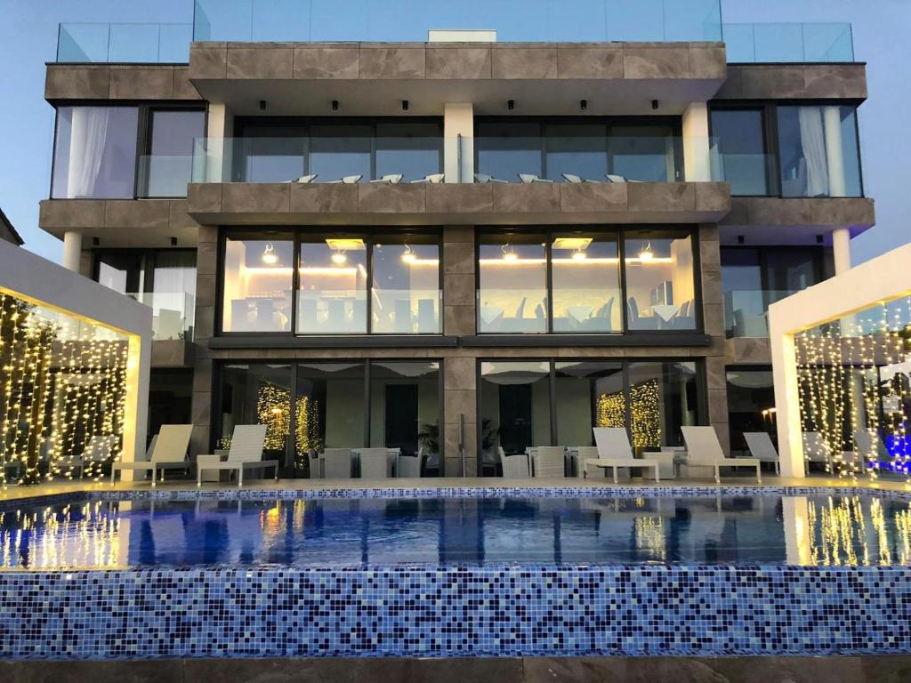Bazén v ubytovaní Sky Beach Aparthotel alebo v jeho blízkosti