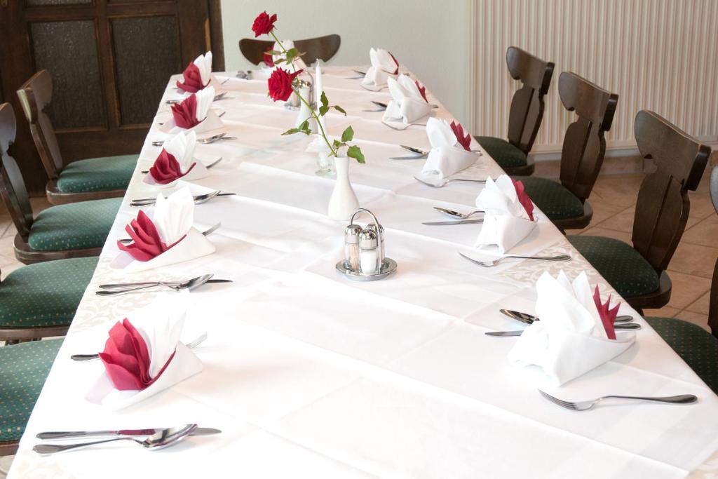 Reštaurácia alebo iné gastronomické zariadenie v ubytovaní Frauentalerhof