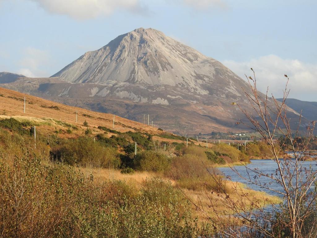 una montaña en la distancia con un río en primer plano en Inisean Ocean View, en Dungloe