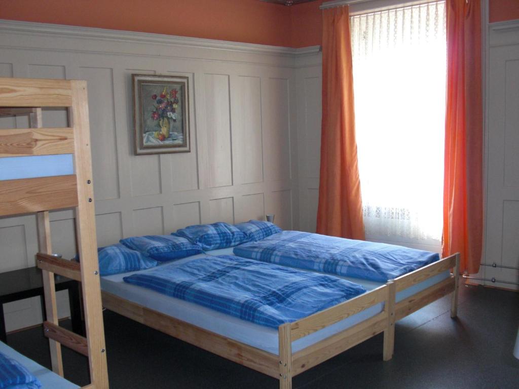 una camera da letto con un letto a castello e una finestra di Back-Packer Federnhut a Schaffhausen