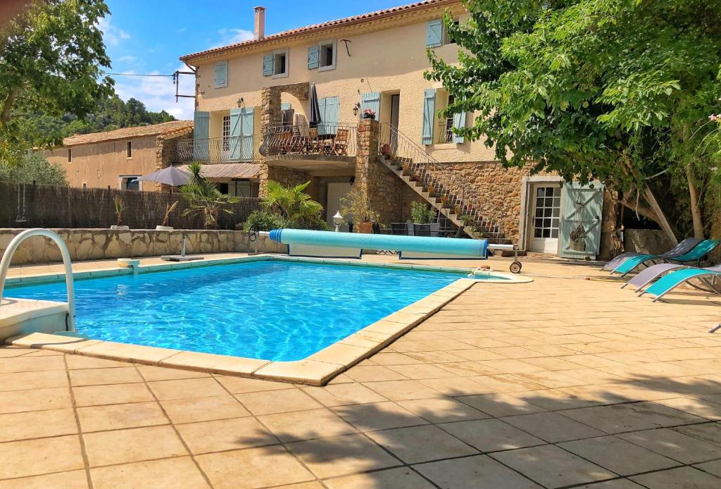 una piscina frente a una casa en Pradines, en Saint-André-de-Roquelongue