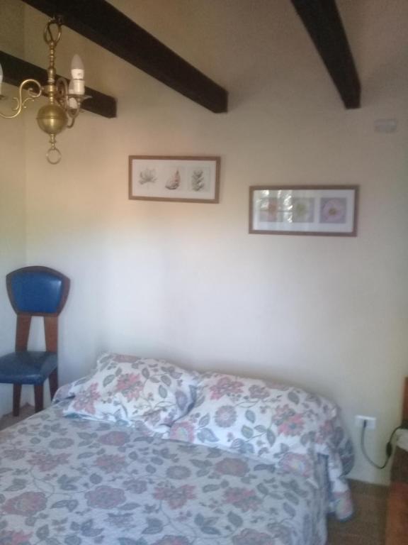 Una cama o camas en una habitación de Hostal del Ingles