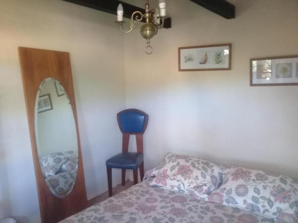 Una cama o camas en una habitación de Hostal del Ingles