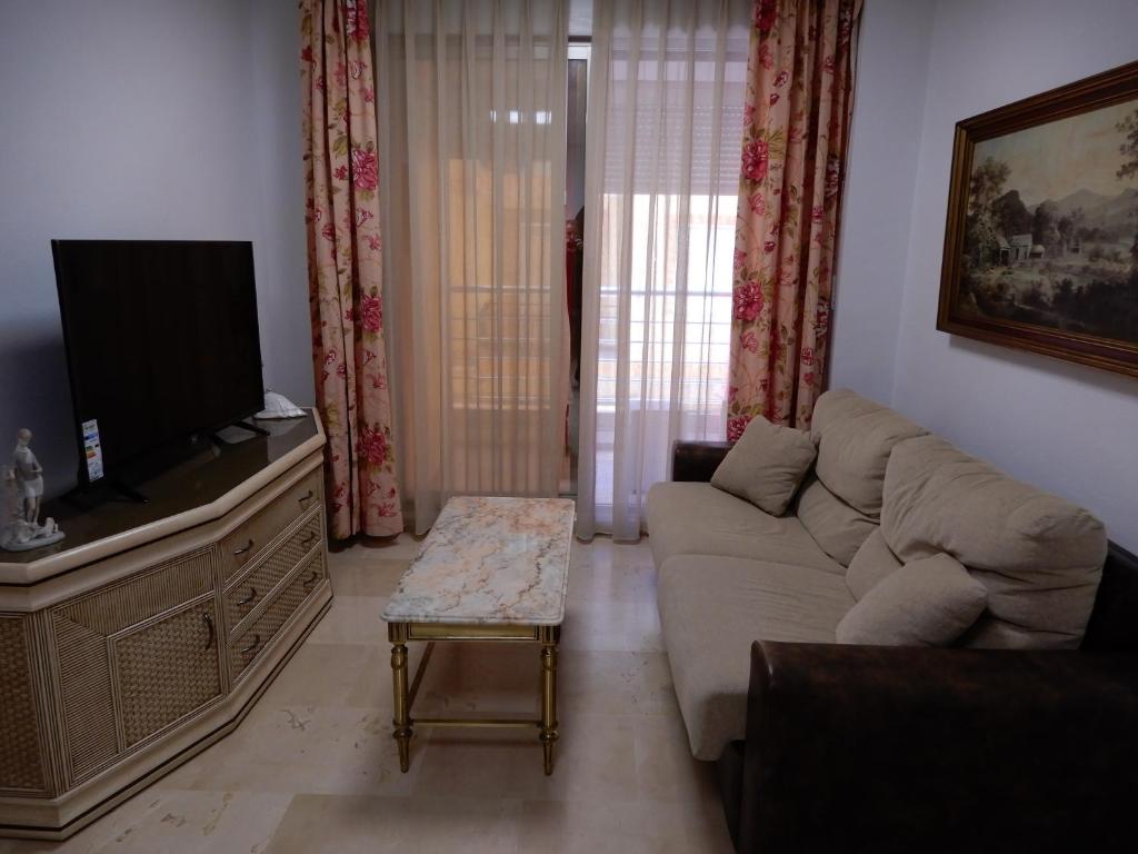 Televízia a/alebo spoločenská miestnosť v ubytovaní Edificio 1º línea de playa, en paseo marítimo de Torrevieja, Alicante, Costa Blanca