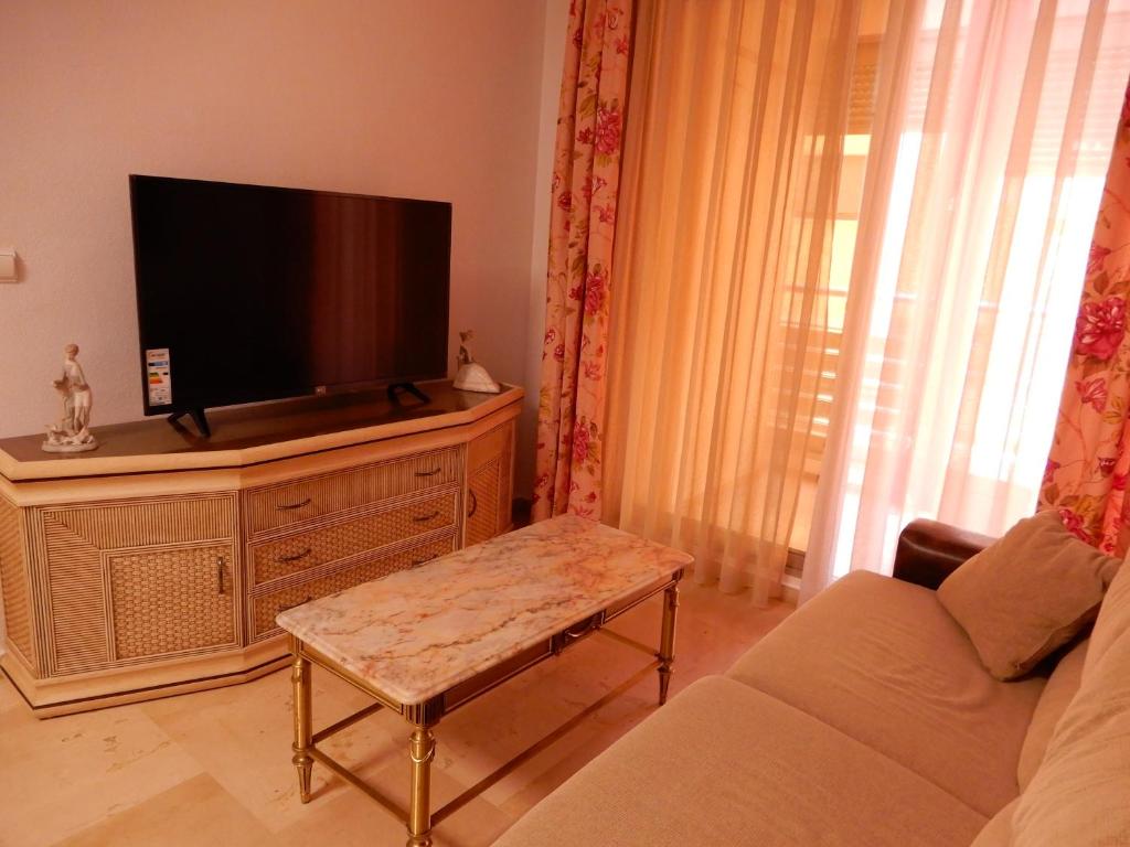 Televízia a/alebo spoločenská miestnosť v ubytovaní Edificio 1º línea de playa, en paseo marítimo de Torrevieja, Alicante, Costa Blanca