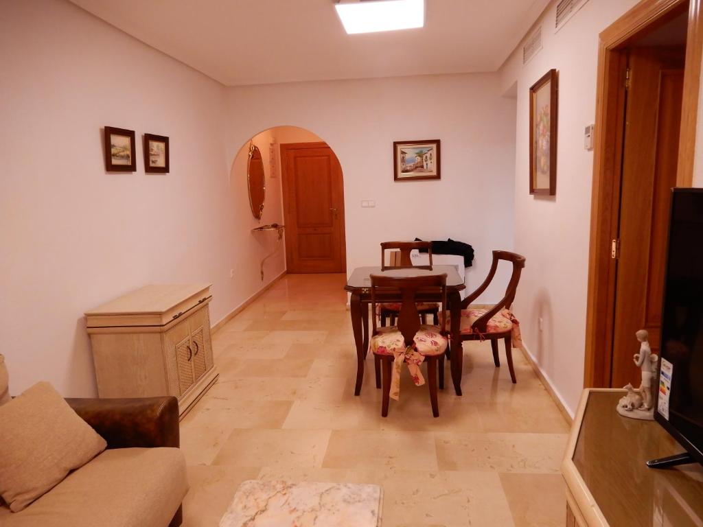 Televízia a/alebo spoločenská miestnosť v ubytovaní Edificio 1º línea de playa, en paseo marítimo de Torrevieja, Alicante, Costa Blanca
