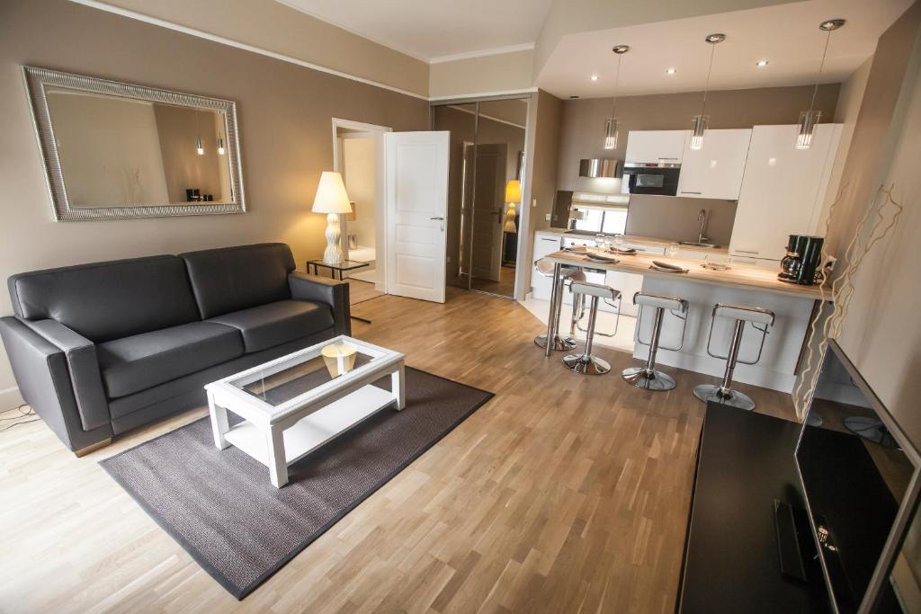 una sala de estar con un sofá y una mesa en Appartement Gerland - Centre historique -, en Dijon