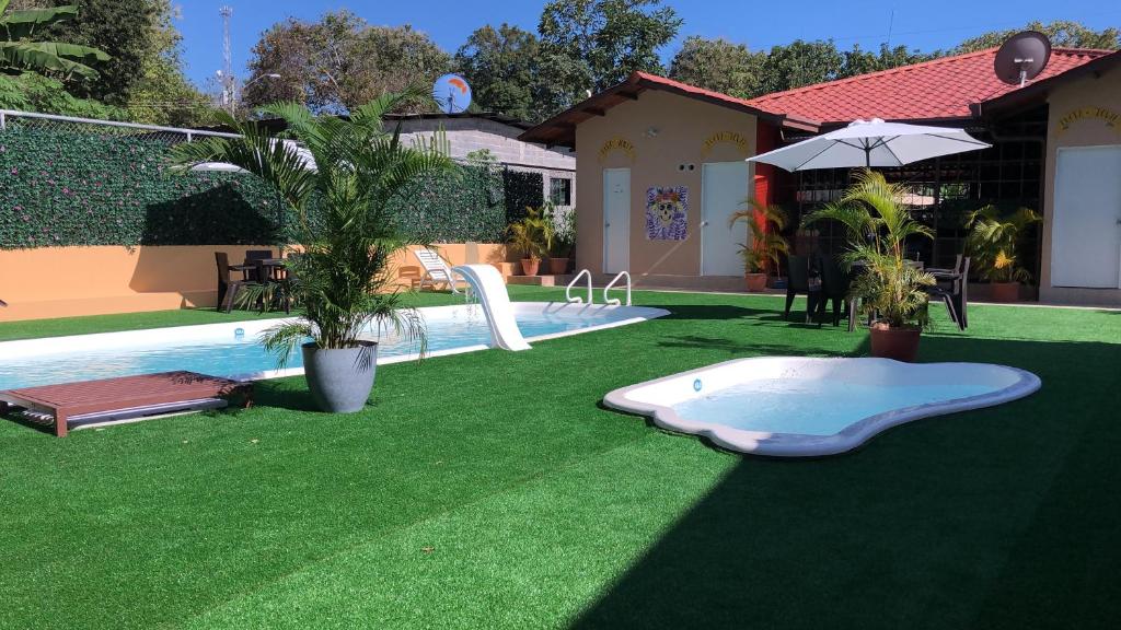 Taman di luar Roxy's Bed & Breakfast