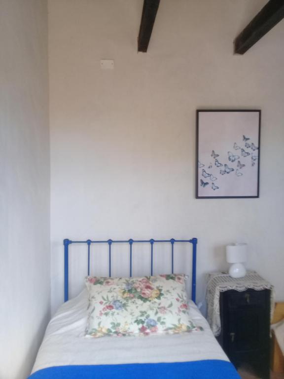 Una cama o camas en una habitación de Hostal del Ingles