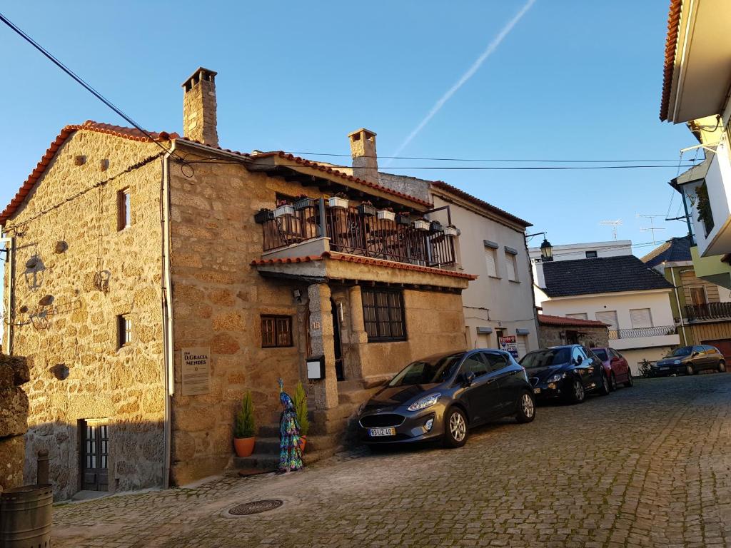 un bâtiment avec des voitures garées devant lui dans l'établissement Dona Gracia Belmonte, à Belmonte