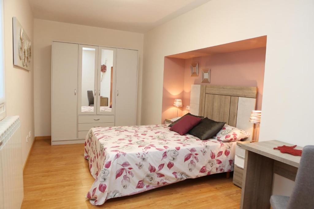 1 dormitorio con cama y espejo en Apartamento Oronoz, en Oronoz-Mugaire