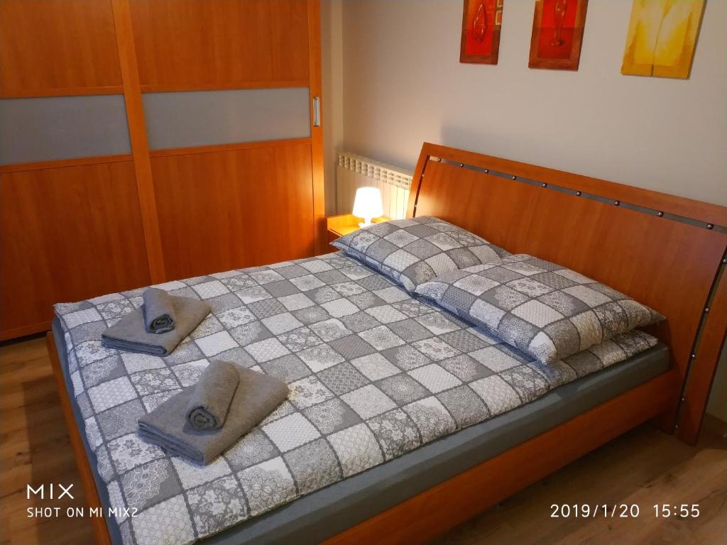 ein Schlafzimmer mit einem Bett mit zwei Handtüchern darauf in der Unterkunft Apartament Sofia Agroturystyka in Ryczów