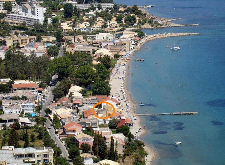 メソギーにあるGeorgia Beach Apartmentsの海水浴場の空中望遠鏡