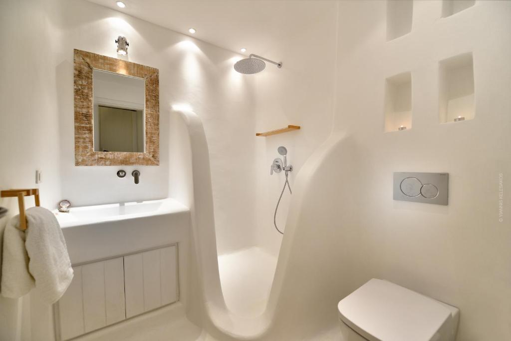 biała łazienka z umywalką i toaletą w obiekcie Villa Kimothoe by Thalassa Residence Mykonos w mieście Elia