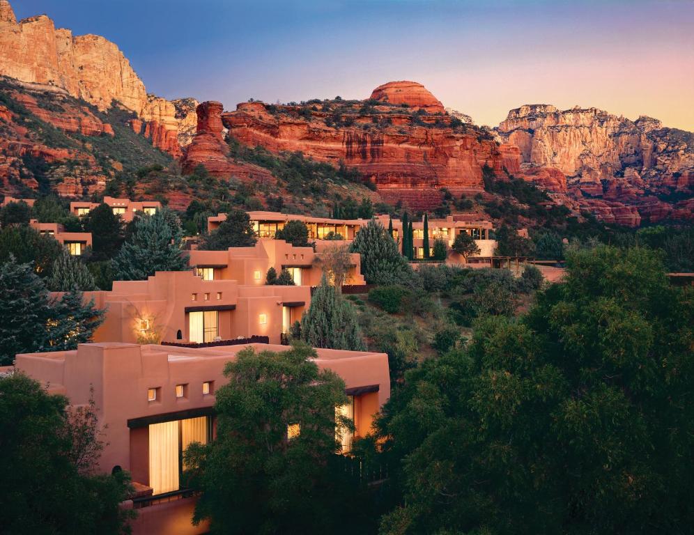 una casa frente a una montaña al anochecer en Enchantment Resort, en Sedona