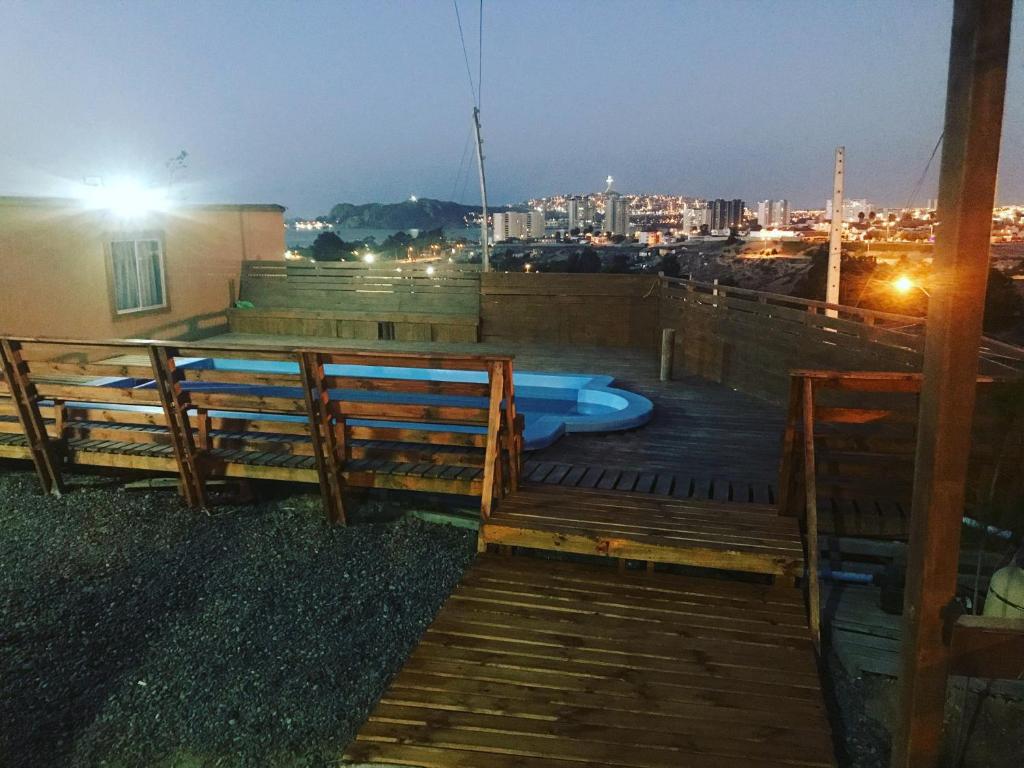 una terraza en la azotea con bañera de hidromasaje en la parte superior de un edificio en Puerto Bahia - La Herradura, en Coquimbo