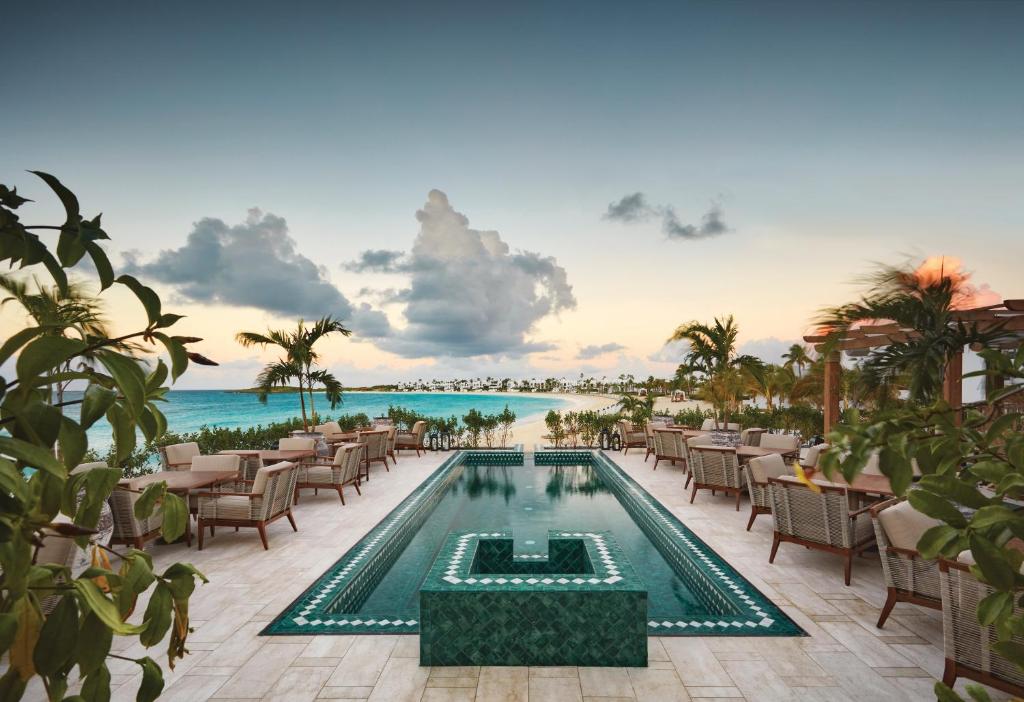 um resort com piscina e oceano em Cap Juluca, A Belmond Hotel, Anguilla em West End Village