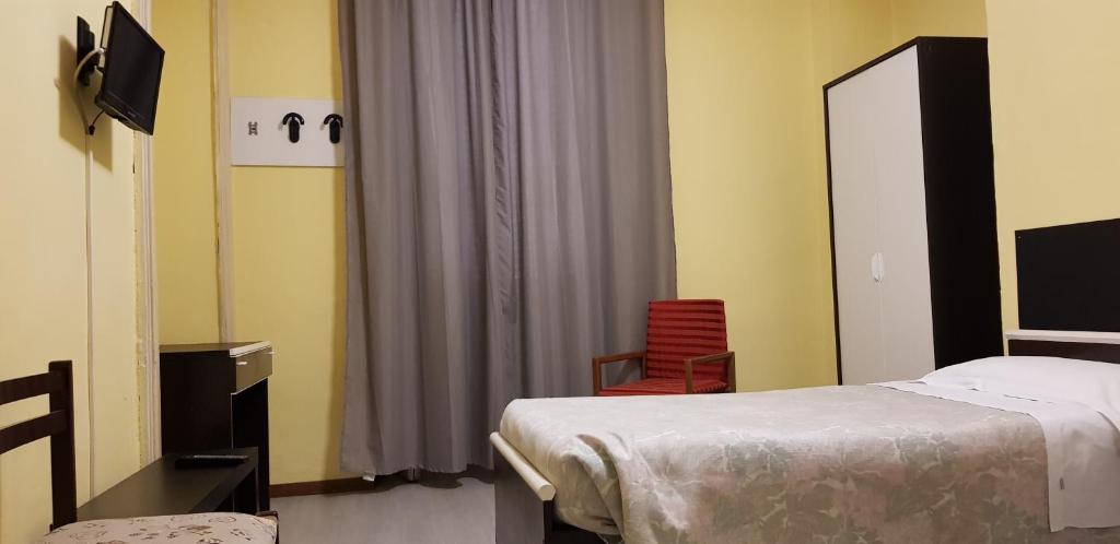 A television and/or entertainment centre at Hotel Vinzaglio
