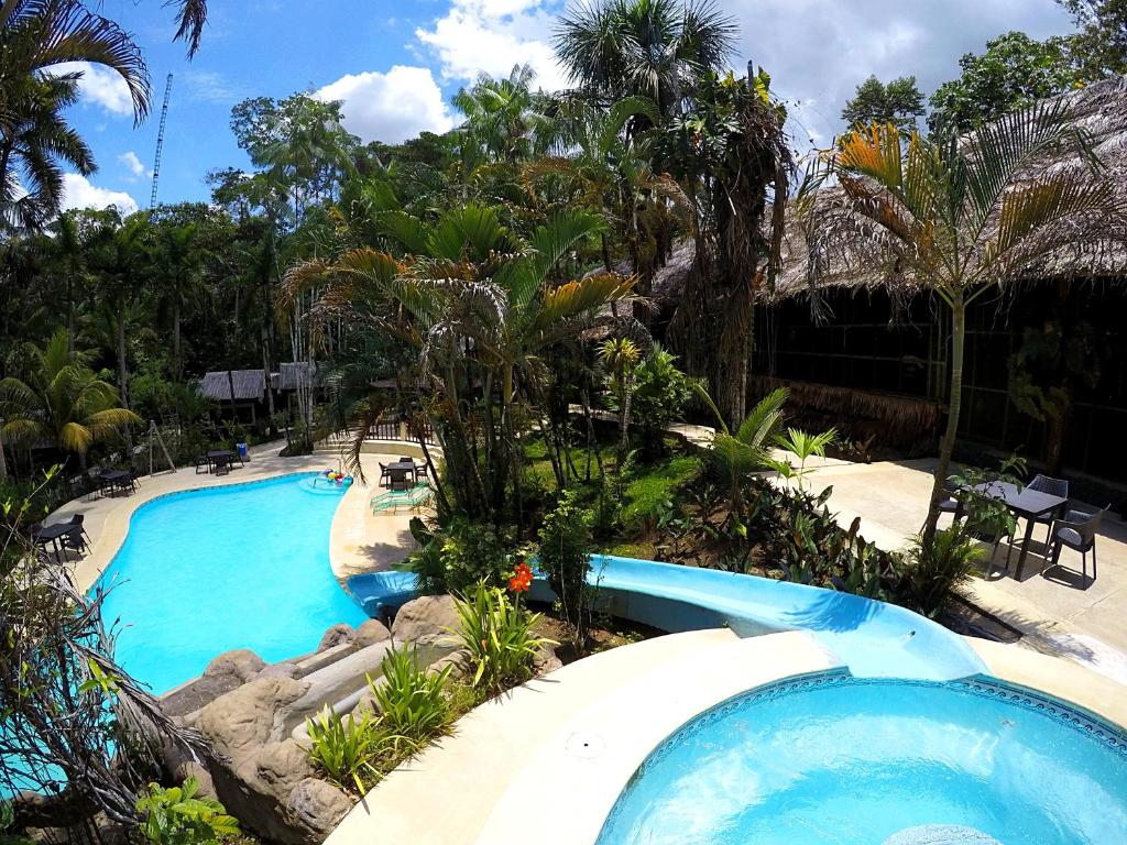 una gran piscina en un patio con árboles en Ceiba Tops, en Santa Teresa