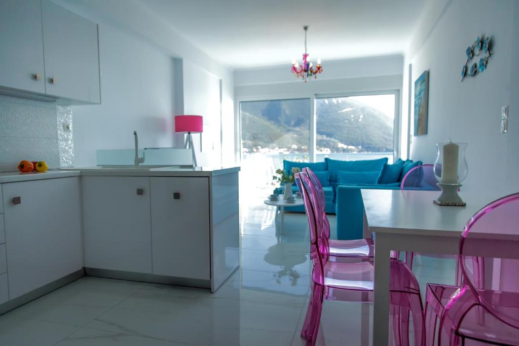 Kuchyňa alebo kuchynka v ubytovaní Seafront Luxury residence with amazing view