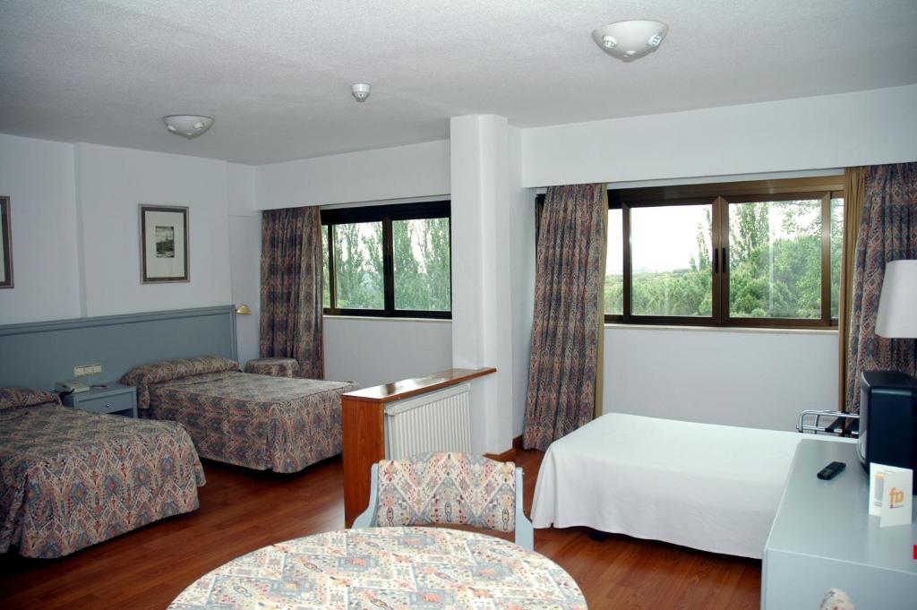 A bed or beds in a room at Hotel Escuela Madrid