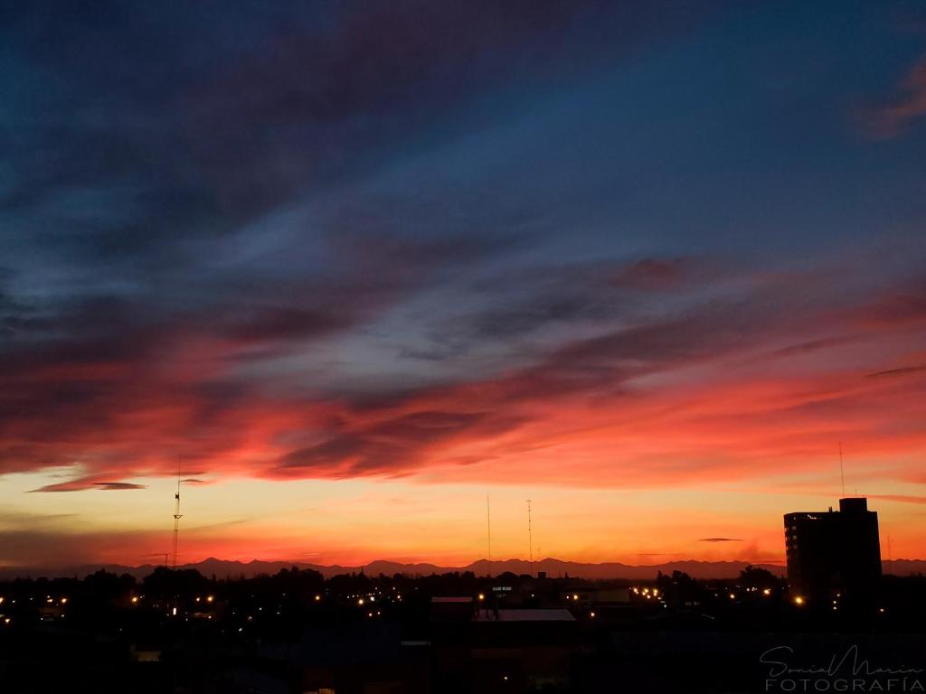 サン・ラファエルにあるMalvinas Departamentosの背景夕日